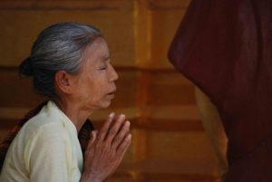 Imagen de mujer orando pidiendo un milagro