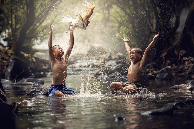 imagen de ninos jugando en agua 