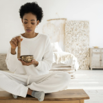 Imagen de una mujer meditando con un cuenco cantor