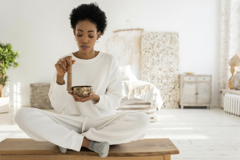 Imagen de una mujer meditando con un cuenco cantor