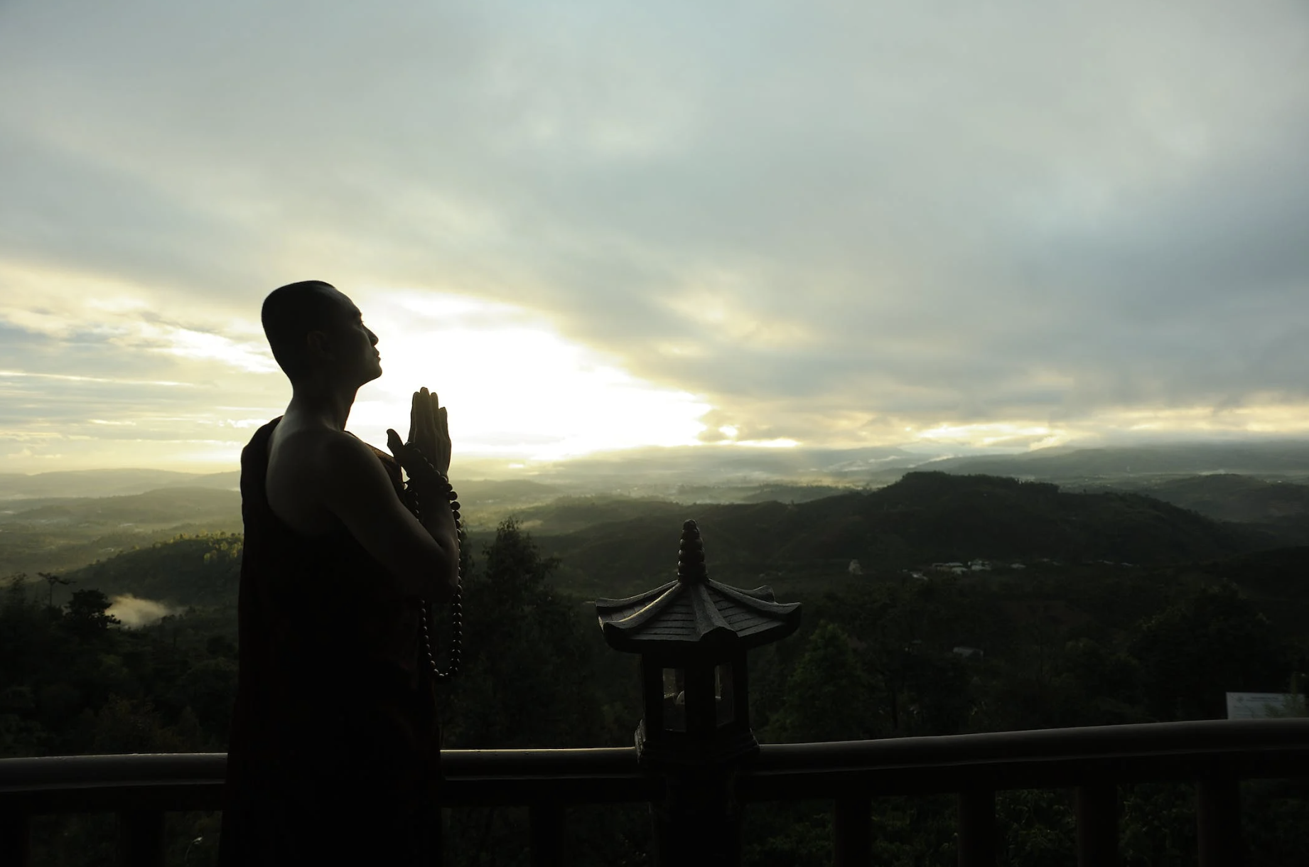 Explorando las Creencias Espirituales: Más Allá de la Fe, hacia la Experiencia Profunda