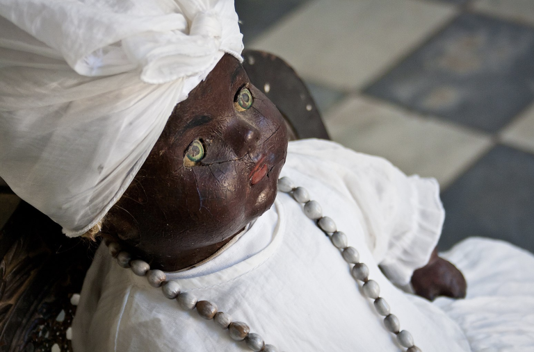 imagen de muneca de espiritismo cruzado