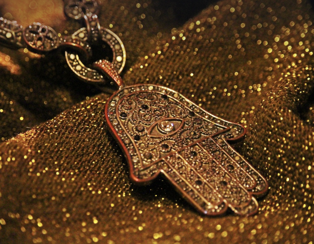 Amuletos en el Espiritismo Cruzado, la mano de fatima. Imagen. 