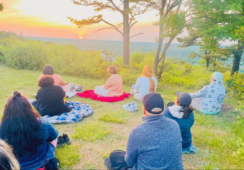Retiros Espirituales de Meditación: Qué Son y Cómo Elegir el Tuyo 2 Retiro espiritual organizado por Temas Espirituales en los Poconos, Pensilvania - Puesta del Sol