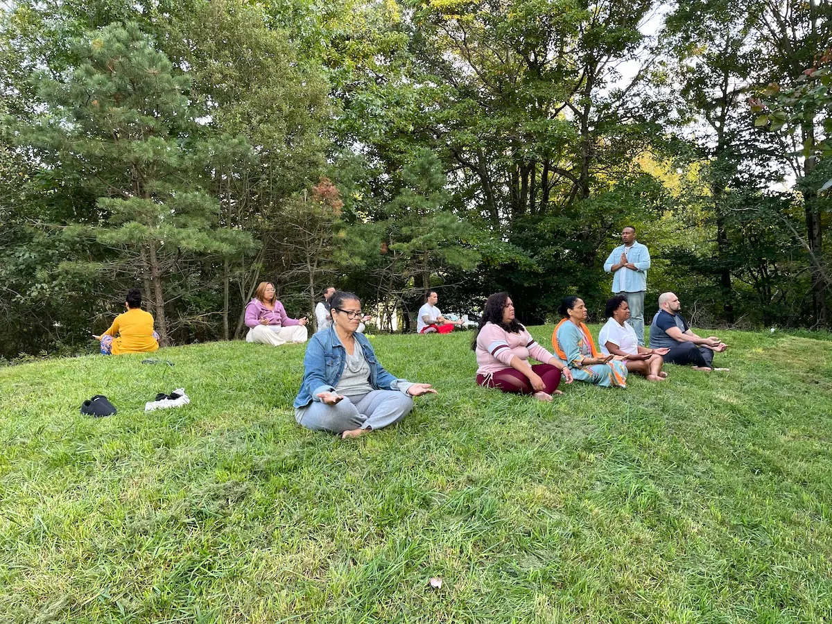 Grupo meditando