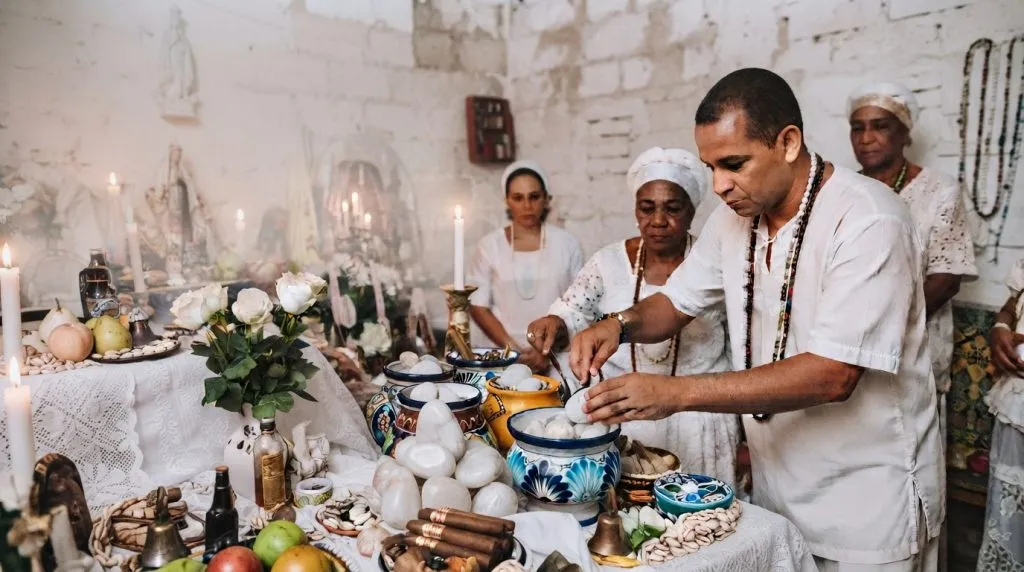 Asentamiento de Orishas: Qué Es y Cómo Funciona en la Santería Blog Cover Image